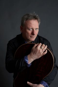 Music Sessions @ RoCA: Tony McManus